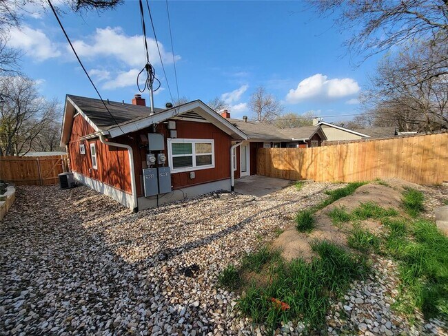 Building Photo - 2903 Catalina Dr