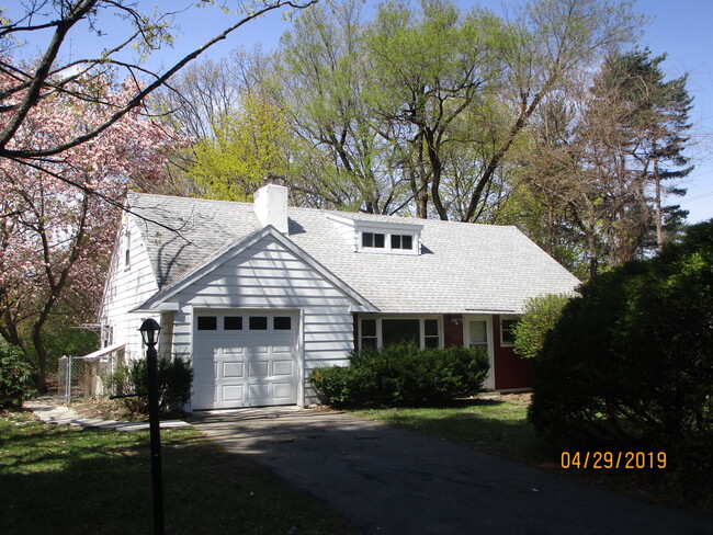 Building Photo - 138 Old Niskayuna Rd