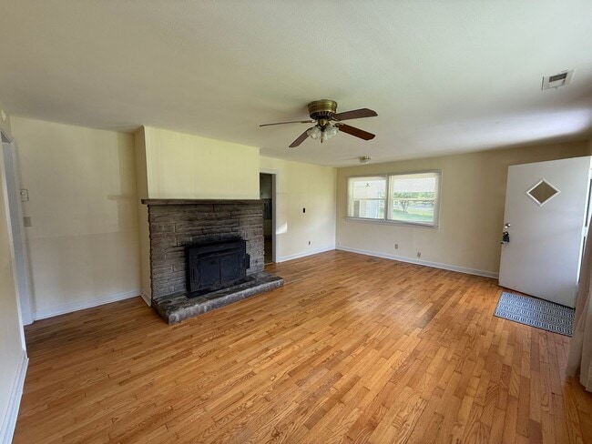 Building Photo - 3 Bedroom / 1.5 Bath Brick Home Kingsport TN