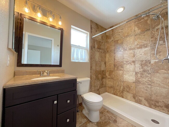Building Photo - 4 Bedroom Home Available Near N Powers Bl ...