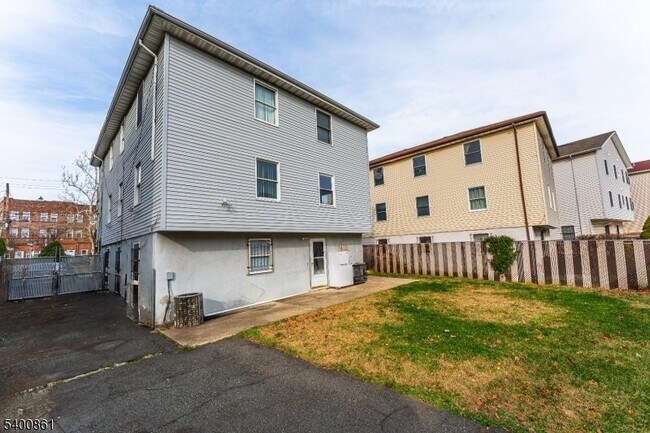 Building Photo - 466 Lidgerwood Ave