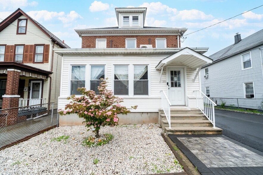 Building Photo - 351 Somerset St