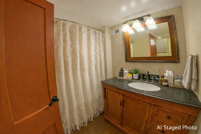 Building Photo - 1601 Leavenworth St