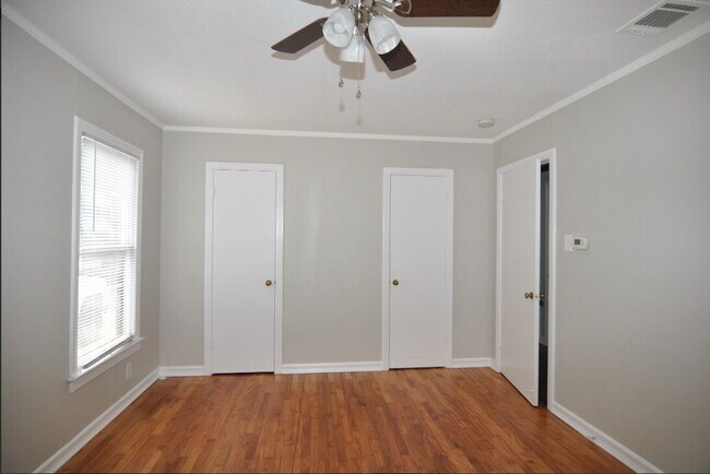 Building Photo - "Charming One-Bedroom Gem Near Downtown Sundance Square with Timeless Character and Modern Upgrad...