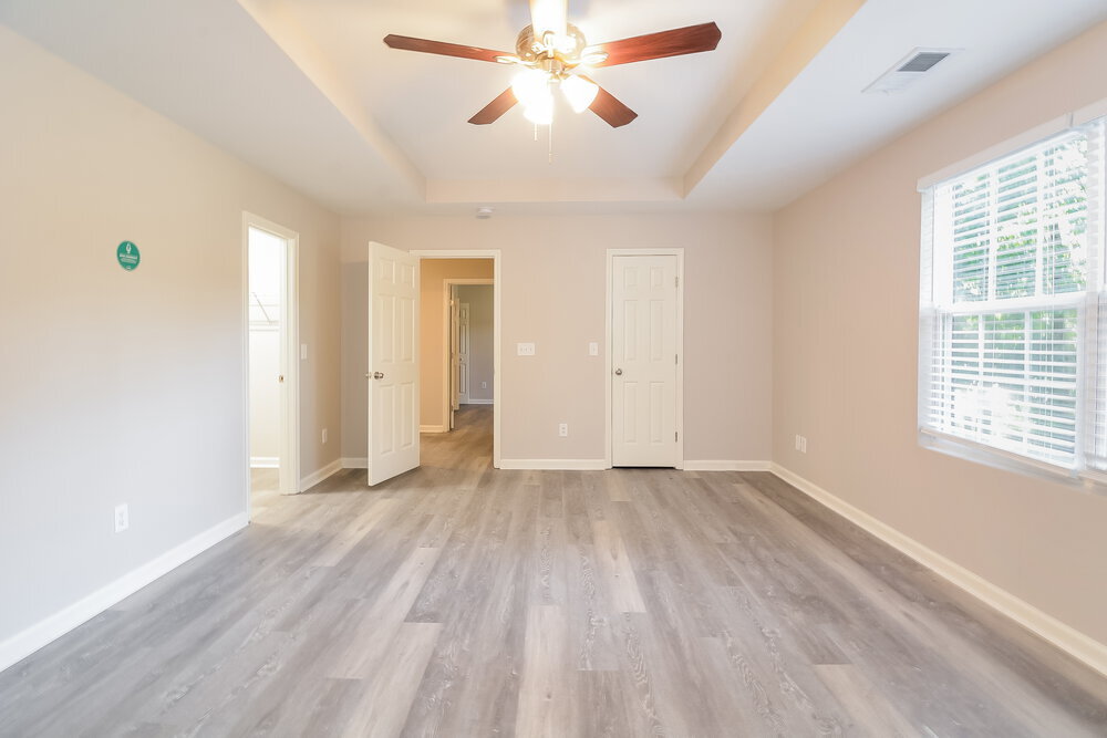 Building Photo - 210 River Hills Dr