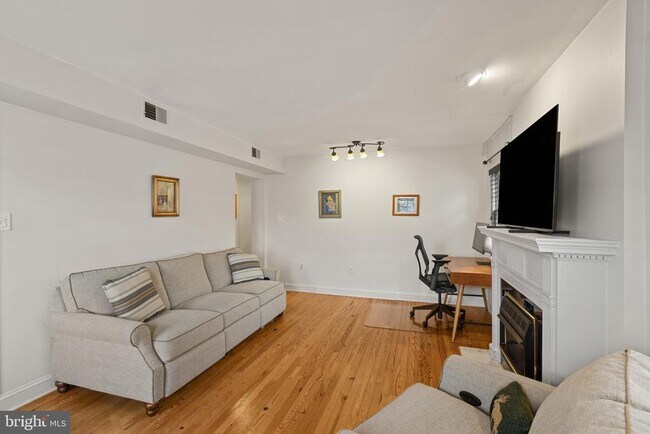 Building Photo - 810 Queen St