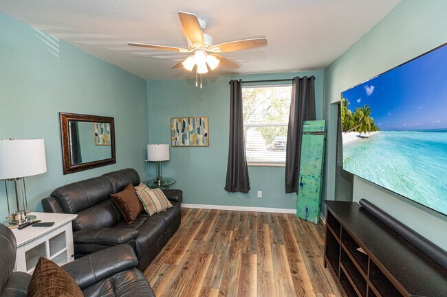 Building Photo - 12081 Summergate Cir