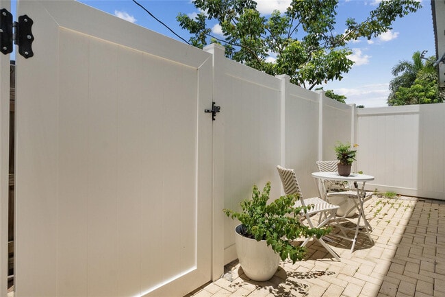 Building Photo - 1470 N Dixie Hwy