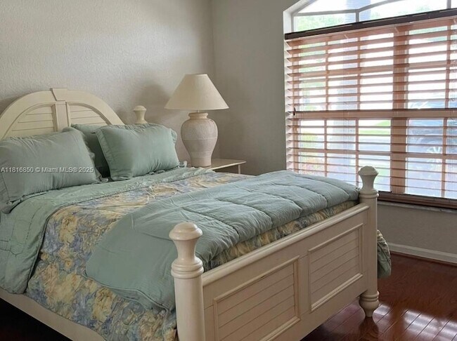 Building Photo - 10566 Sunset Isles Ct