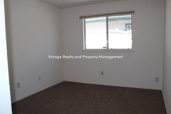 Building Photo - Back On The Rental Market Nice Single Story 3 Bedroom Home!!!