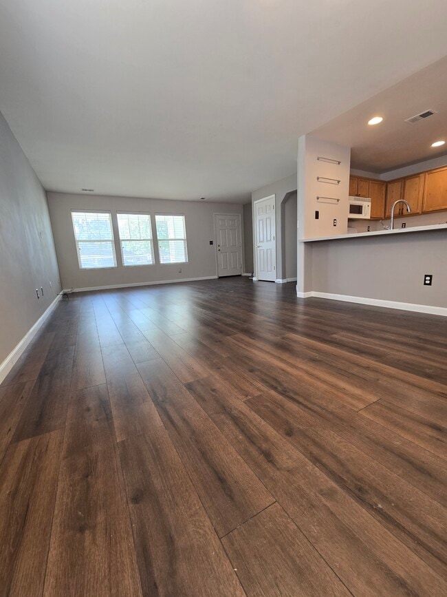 Building Photo - 1404 Pin Oak Dr
