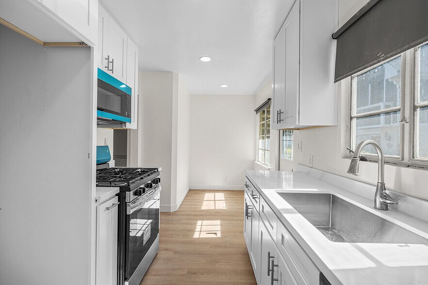 Building Photo - 426 S Los Robles Ave