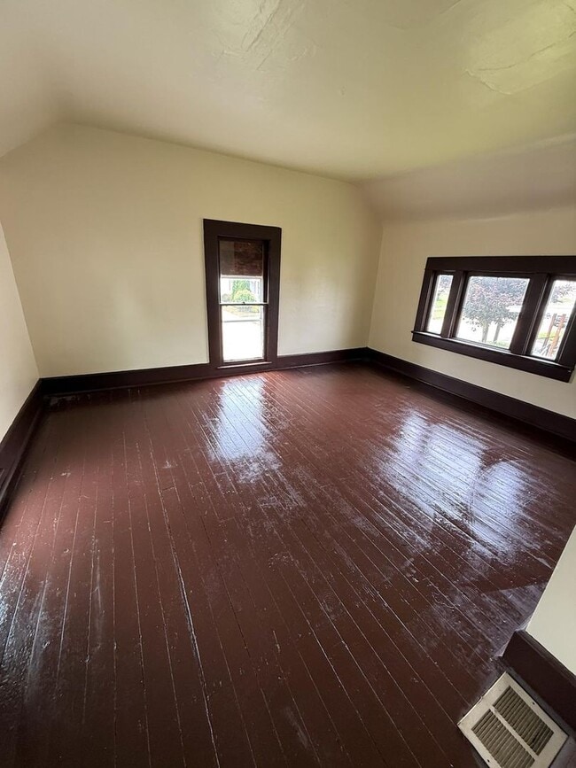 Primary Photo - 3 bedrooms 1.5 bath in peaceful and beauti...
