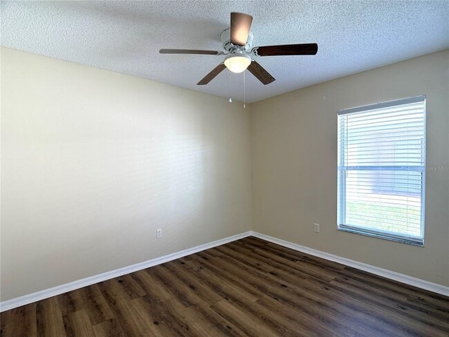 Building Photo - 526 Pine Cone Dr