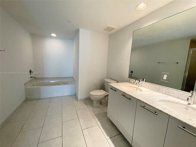 Building Photo - 950 Brickell Bay Dr