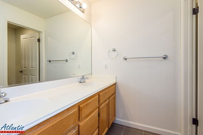 Building Photo - Desirable Evergreen Townhouse