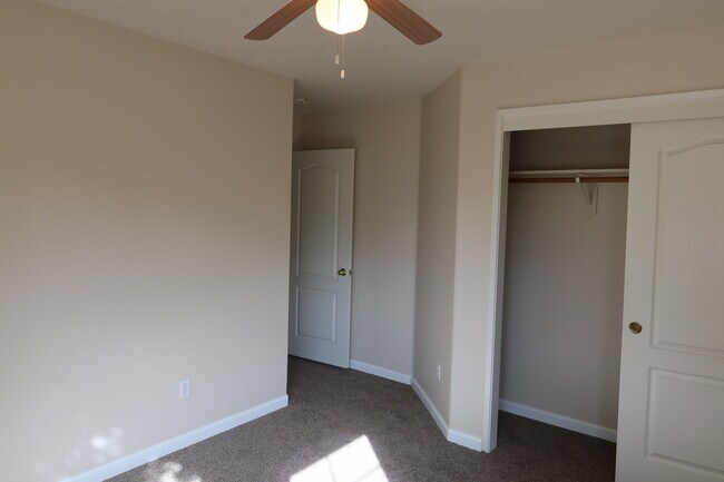 Building Photo - 10100 Grand View Summit Dr