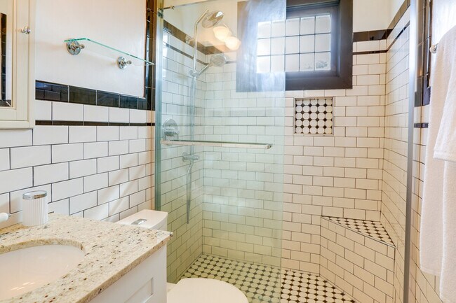 Building Photo - 202 10th Ave NE