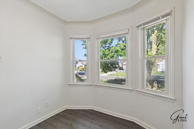 Building Photo - $1200 3 bedroom bungalow