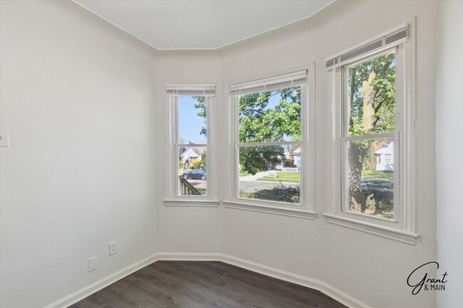 Building Photo - $1250 3 bedroom bungalow
