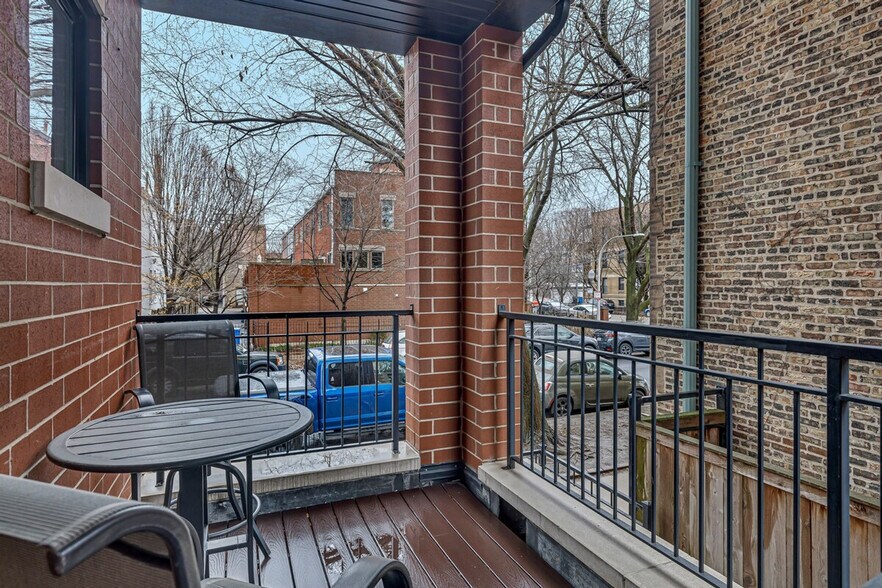 Building Photo - 3814N N Kenmore Ave