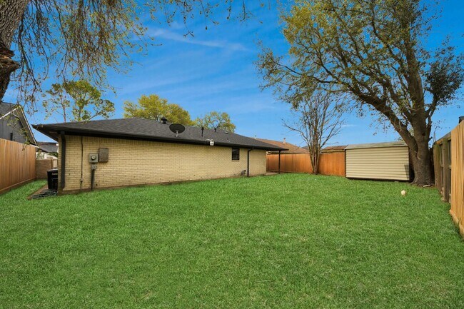Building Photo - 1415 Parry-Sound