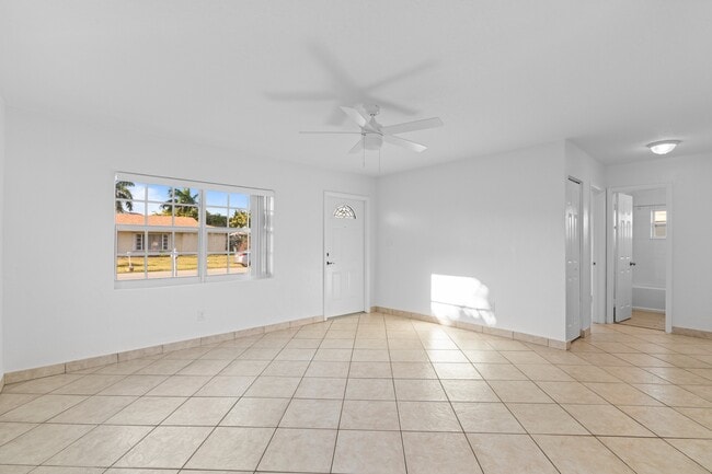 Building Photo - 9500 NW 74th Ct