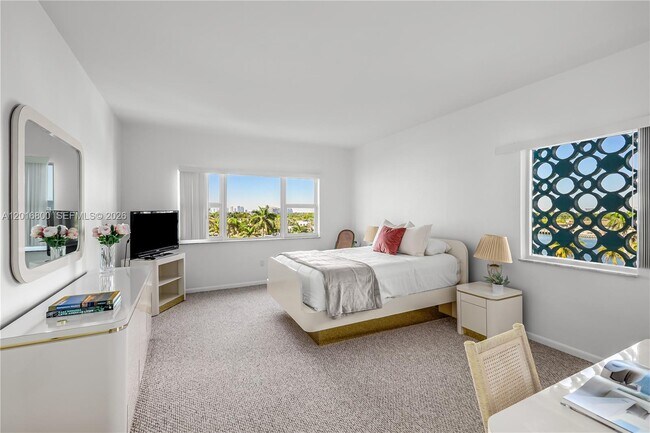 Building Photo - 4925 Collins Ave