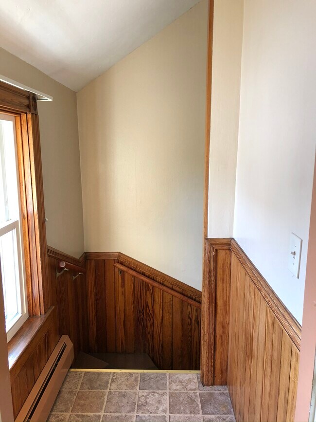 Building Photo - 1166 Lonsdale Ave