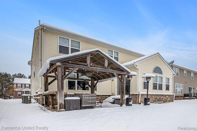 Building Photo - 59696 Twin Pines Dr