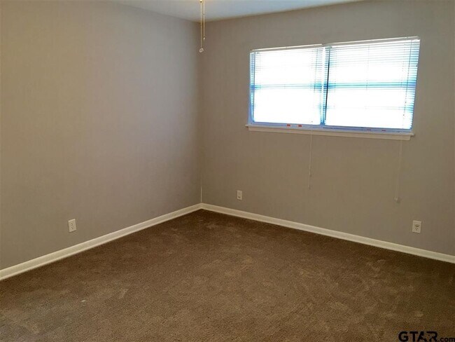 Building Photo - 1101 Balmoral Dr