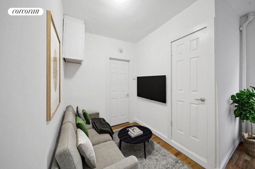 Primary Photo - 242 E 10th St