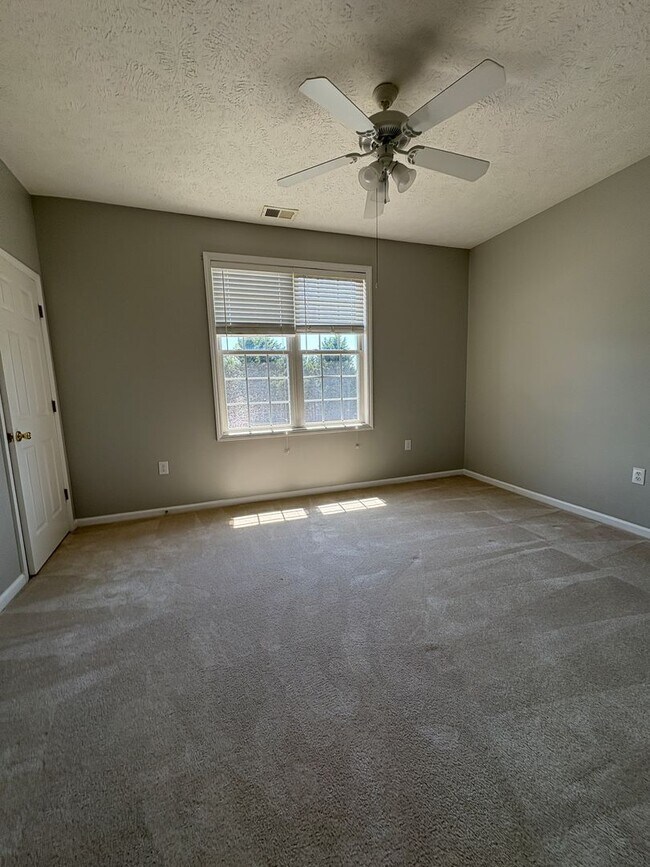 Building Photo - Beautiful 3 Bedroom and 2 Bath Apartment