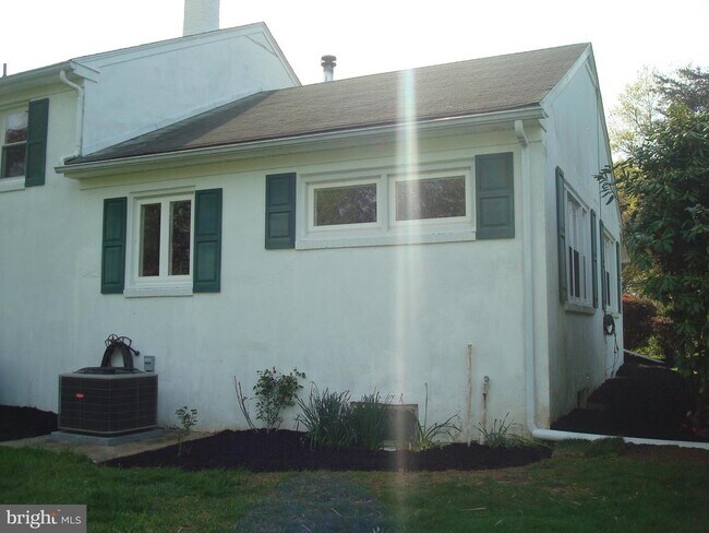 Building Photo - 1346 Faucett Dr