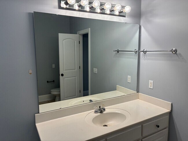 Building Photo - 233 Forest Glen Dr