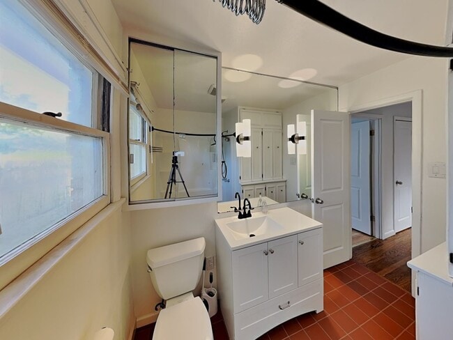 Building Photo - ONE OF A KIND GEM IN FORT WORTH!