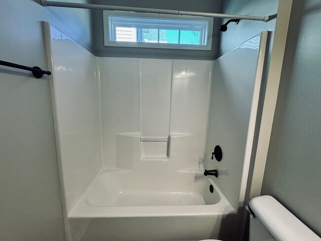 Building Photo - South AVL - Well Kept, Large Home with Garage