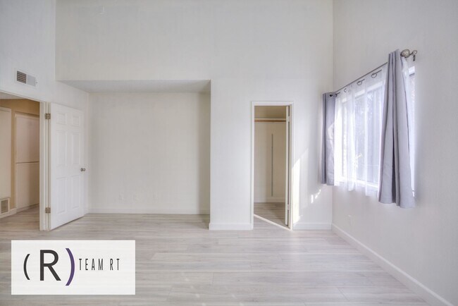 Building Photo - Gorgeous townhouse in a quiet 6-unit gated complex
