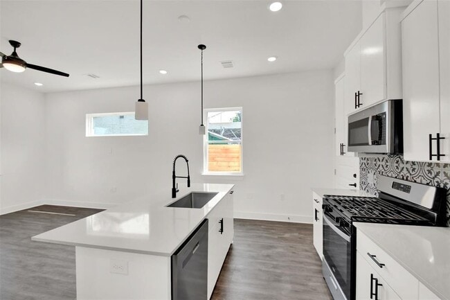 Building Photo - 7603 Carver Ave