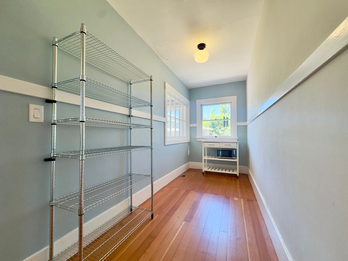 Building Photo - 2309 Derby St