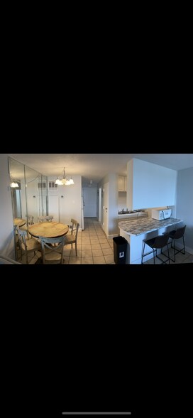 Building Photo - 8817 S Thomas Dr