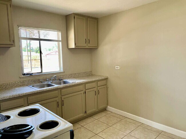 Building Photo - 3 Bed 1 Bath Ranch in North Park Hill! (Available Immediately)