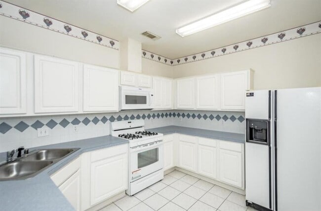 Building Photo - 15903 Timber Chase Dr