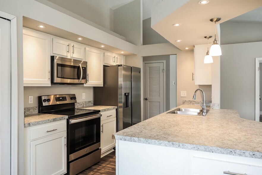 Building Photo - 7843 Collins Ridge Blvd E