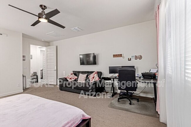 Building Photo - 696 N Bay Dr