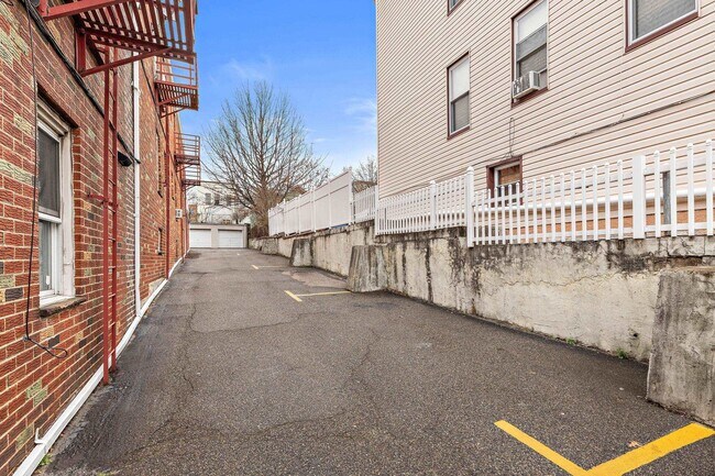Building Photo - 1400 5th St