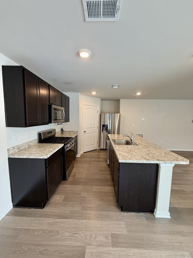 Building Photo - 633 Currant Cir