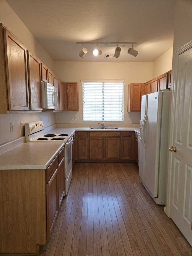Building Photo - 3 Bed 3 Bath 2 CG Walking distance to Downtown Gilbert. Great Location