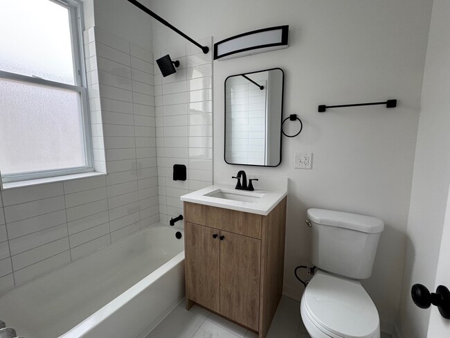 Building Photo - 2156 W Arthur Ave