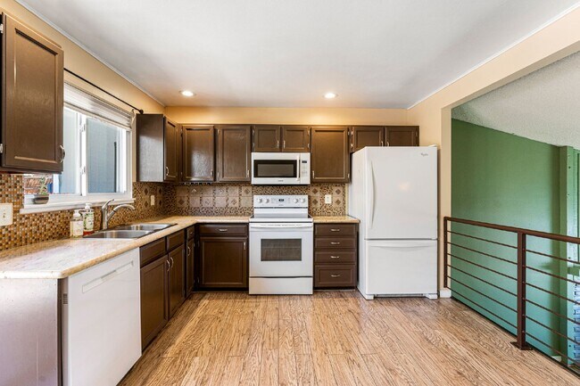 Building Photo - Beautiful 3 Bed, 2 Bath Home in Aurora with Backyard and Deck!